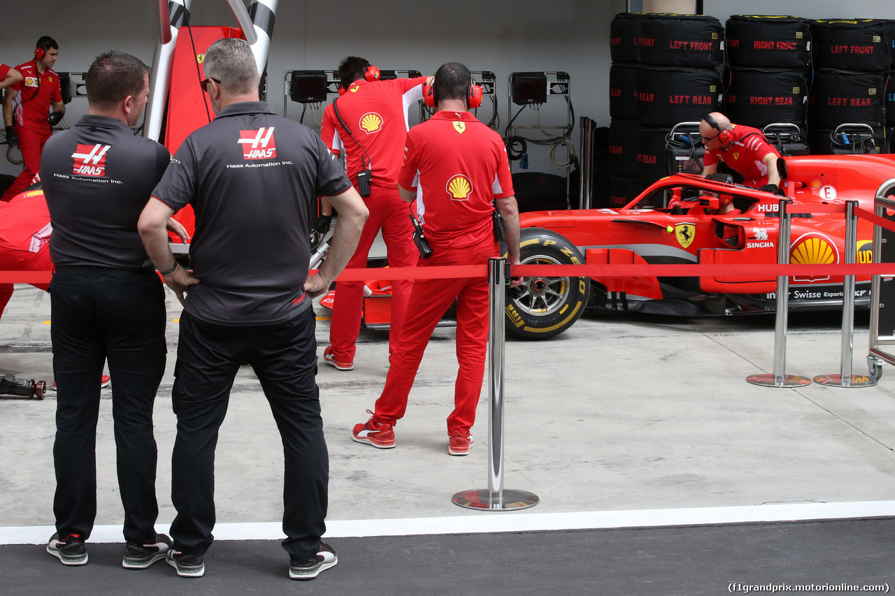 GP BAHRAIN, 05.05.2018 - Mechanics Haas e Ferrari