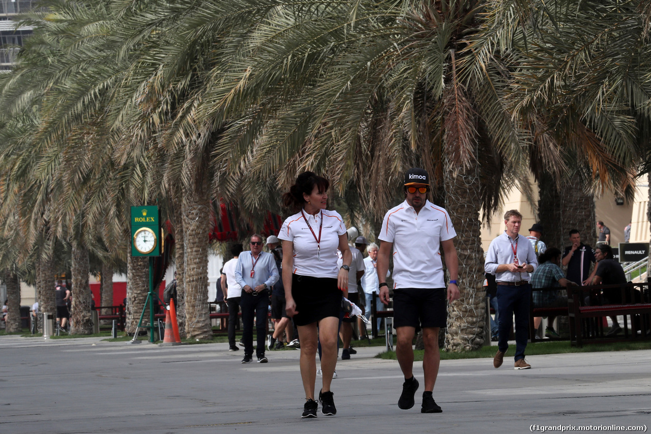 GP BAHRAIN, 05.05.2018 - Silvia Frangipane Hoffer (ITA) Mclaren PR Officer e Fernando Alonso (ESP) McLaren MCL33