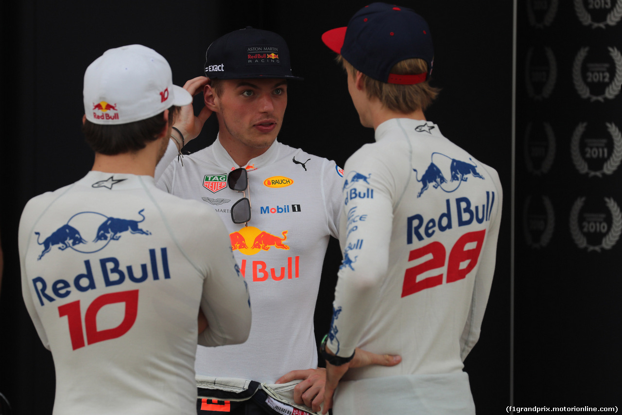 GP BAHRAIN, 05.05.2018 - Pierre Gasly (FRA) Scuderia Toro Rosso STR13, Max Verstappen (NED) Red Bull Racing RB14 e Brendon Hartley (NZL) Scuderia Toro Rosso STR13