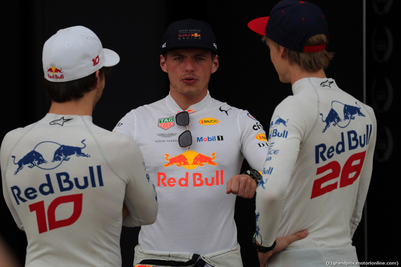 GP BAHRAIN, 05.05.2018 - Pierre Gasly (FRA) Scuderia Toro Rosso STR13, Max Verstappen (NED) Red Bull Racing RB14 e Brendon Hartley (NZL) Scuderia Toro Rosso STR13