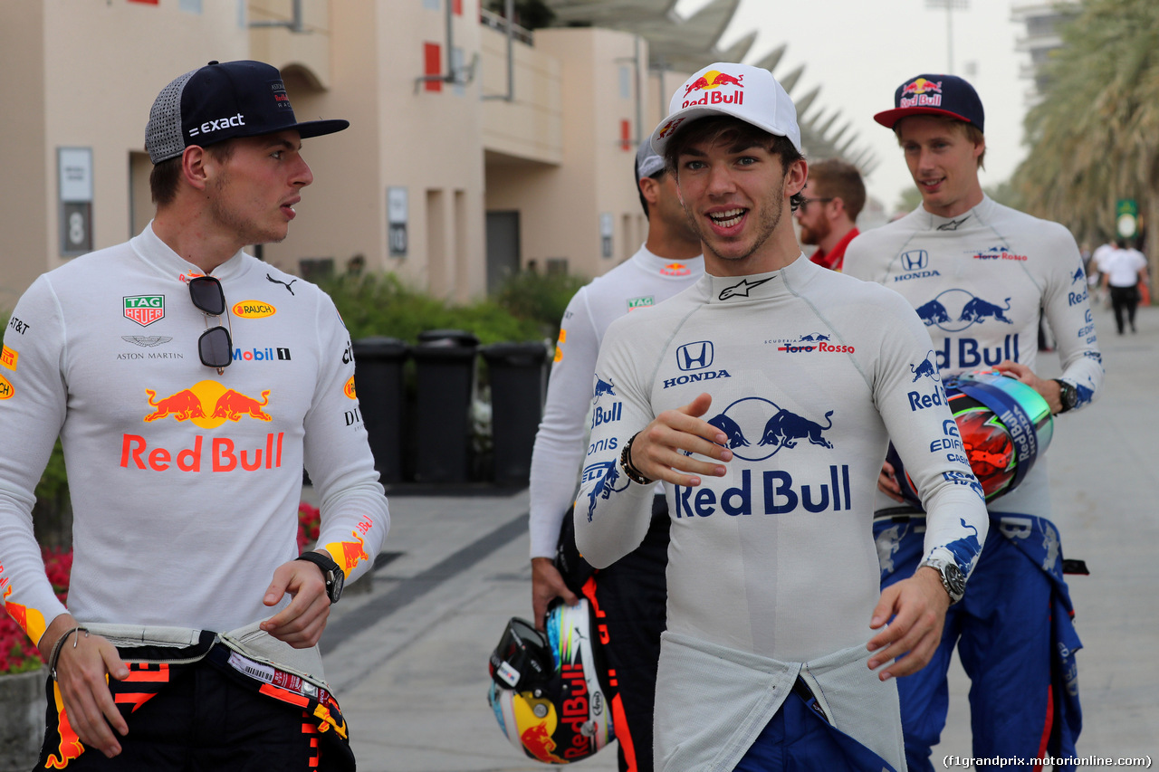 GP BAHRAIN, 05.05.2018 - Max Verstappen (NED) Red Bull Racing RB14 e Pierre Gasly (FRA) Scuderia Toro Rosso STR13
