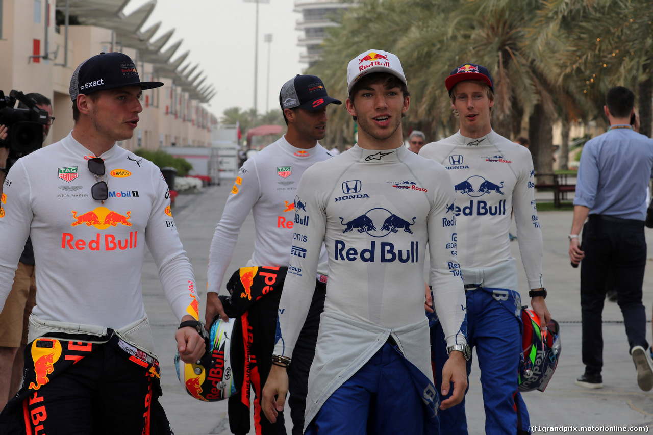 GP BAHRAIN, 05.05.2018 - Max Verstappen (NED) Red Bull Racing RB14, Pierre Gasly (FRA) Scuderia Toro Rosso STR13 e Brendon Hartley (NZL) Scuderia Toro Rosso STR13