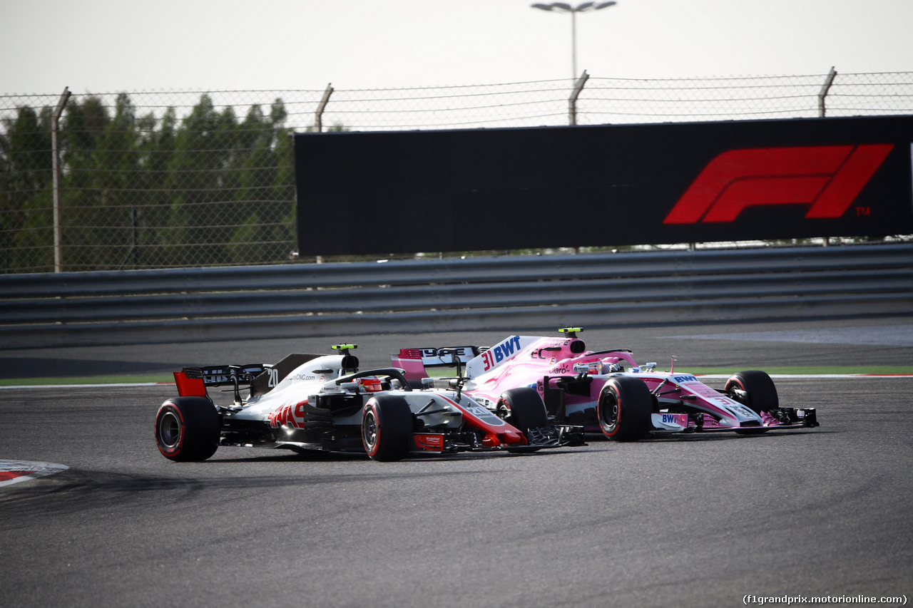 GP BAHRAIN, 07.04.2018 -  Prove Libere 3, Kevin Magnussen (DEN) Haas F1 Team VF-18 e Esteban Ocon (FRA) Sahara Force India F1 VJM11