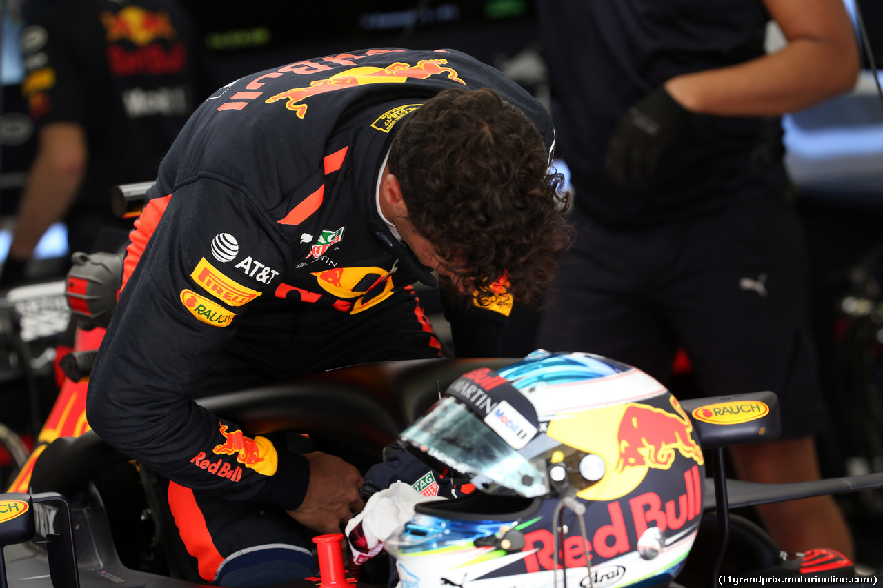 GP BAHRAIN, 07.04.2018 -  Prove Libere 3, Daniel Ricciardo (AUS) Red Bull Racing RB14
