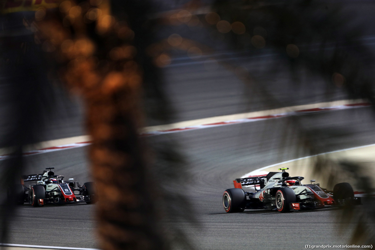 GP BAHRAIN, 07.04.2018 -  Qualifiche, Romain Grosjean (FRA) Haas F1 Team VF-18 e Kevin Magnussen (DEN) Haas F1 Team VF-18