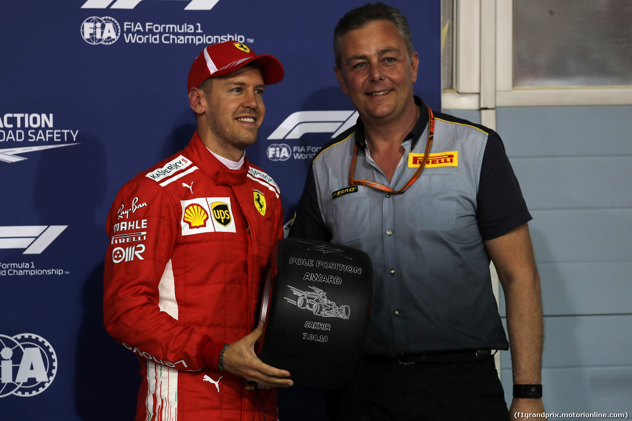 GP BAHRAIN, 07.04.2018 -  Qualifiche, Sebastian Vettel (GER) Ferrari SF71H pole position e Mario Isola (ITA), Pirelli Racing Manager