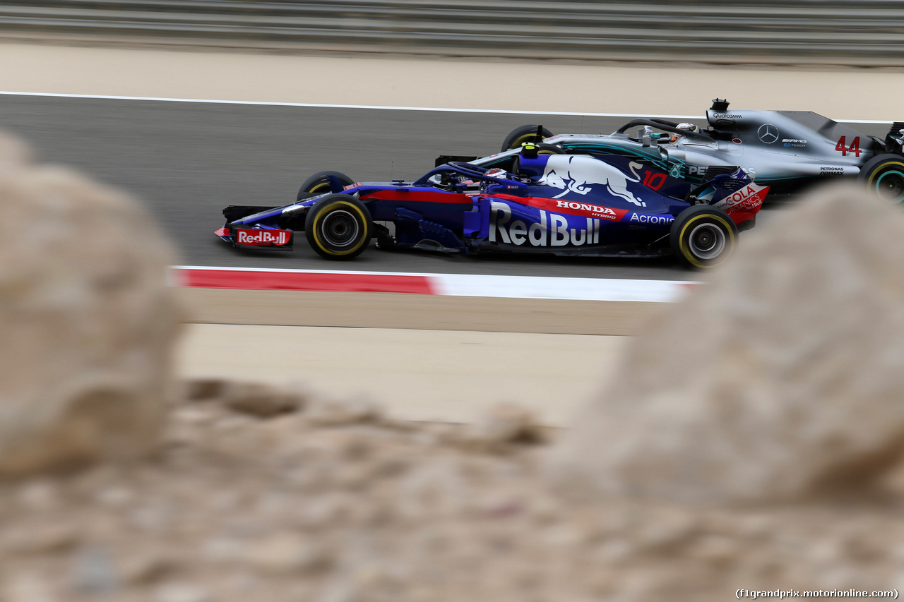 GP BAHRAIN, 06.04.2018 - Prove Libere 1, Pierre Gasly (FRA) Scuderia Toro Rosso STR13 e Lewis Hamilton (GBR) Mercedes AMG F1 W09