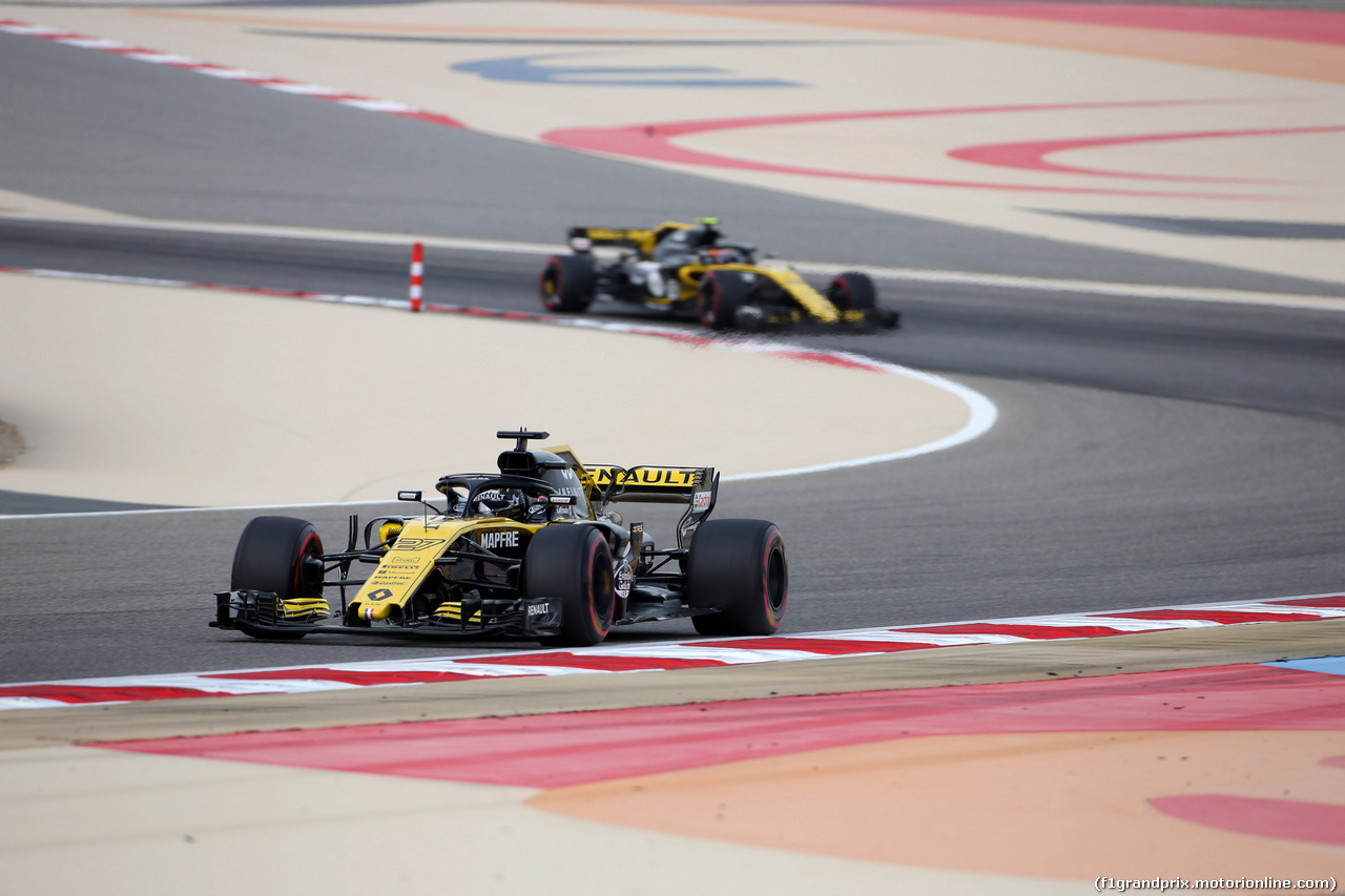 GP BAHRAIN, 06.04.2018 - Prove Libere 1, Nico Hulkenberg (GER) Renault Sport F1 Team RS18 davanti a Carlos Sainz Jr (ESP) Renault Sport F1 Team RS18