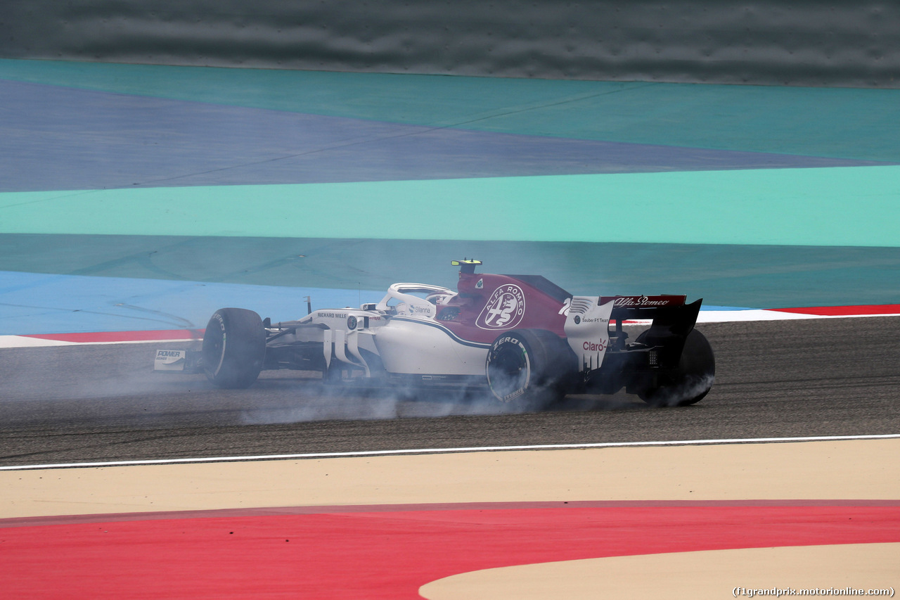GP BAHRAIN, 06.04.2018 - Prove Libere 1, Charles Leclerc (MON) Sauber C37 spins