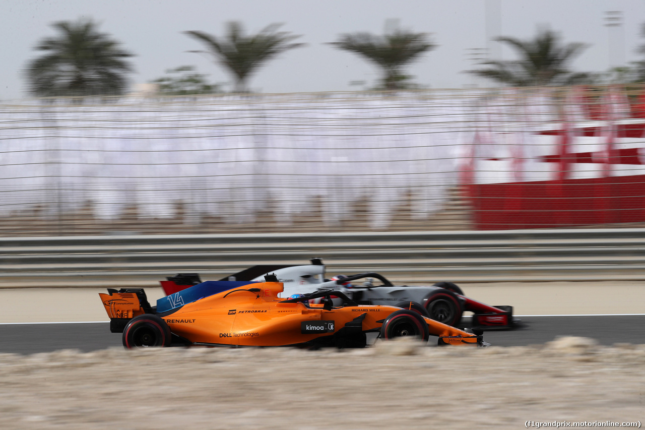 GP BAHRAIN, 06.04.2018 - Prove Libere 1, Fernando Alonso (ESP) McLaren MCL33 e Romain Grosjean (FRA) Haas F1 Team VF-18