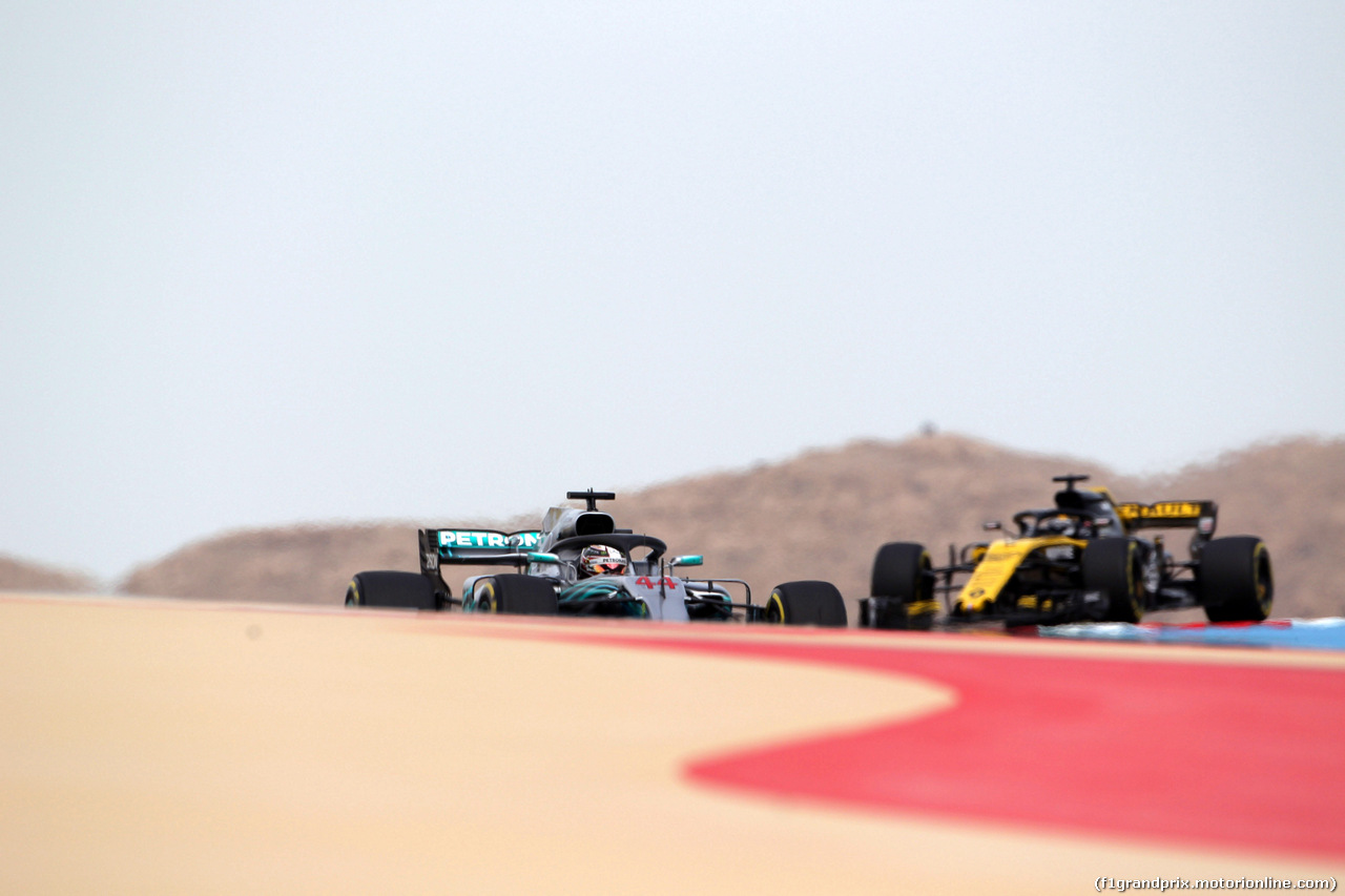 GP BAHRAIN, 06.04.2018 - Prove Libere 1, Lewis Hamilton (GBR) Mercedes AMG F1 W09 e Nico Hulkenberg (GER) Renault Sport F1 Team RS18