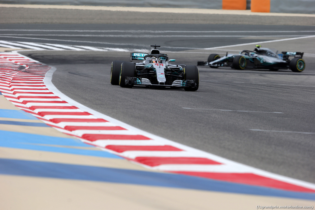 GP BAHRAIN, 06.04.2018 - Prove Libere 1, Lewis Hamilton (GBR) Mercedes AMG F1 W09 e Valtteri Bottas (FIN) Mercedes AMG F1 W09