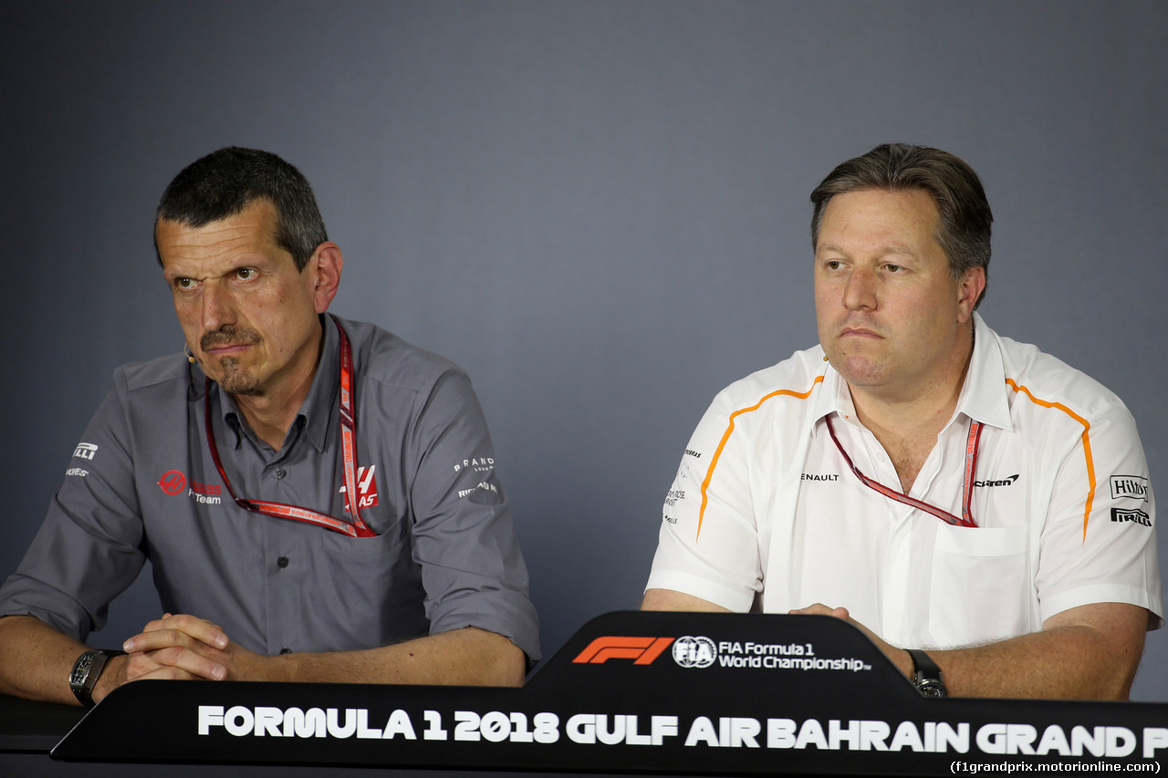 GP BAHRAIN, 06.04.2018 - Guenther Steiner (ITA) Haas F1 Team Prinicipal e Zak Brown (USA) McLaren Executive Director