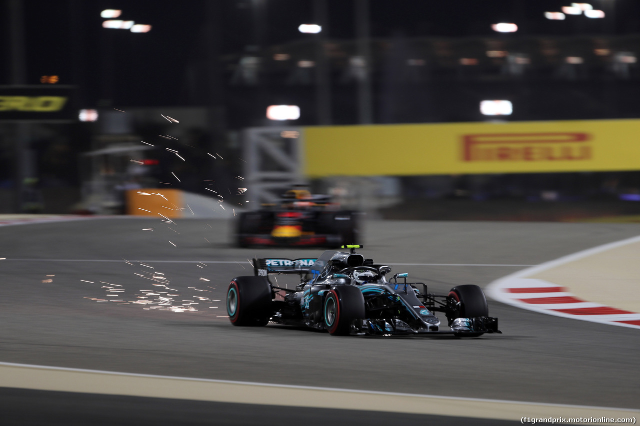 GP BAHRAIN, 06.04.2018 - Prove Libere 2, Valtteri Bottas (FIN) Mercedes AMG F1 W09 e Daniel Ricciardo (AUS) Red Bull Racing RB14