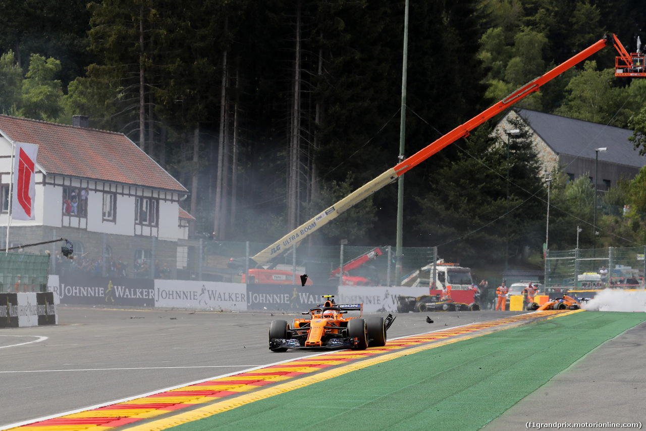 GP BELGIO, 26.08.2018 - Gara, Stoffel Vandoorne (BEL) McLaren MCL33 e Fernando Alonso (ESP) McLaren MCL33 crashed