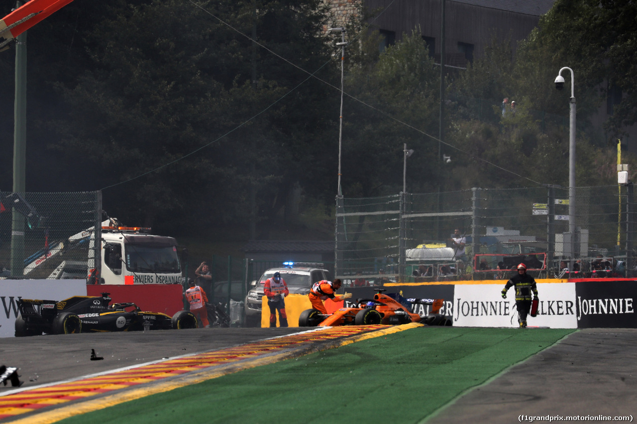 GP BELGIO, 26.08.2018 - Gara, Crash, Nico Hulkenberg (GER) Renault Sport F1 Team RS18 e Fernando Alonso (ESP) McLaren MCL33