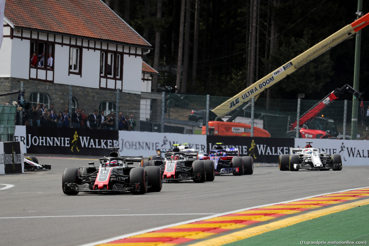 GP BELGIO, 26.08.2018 - Gara, Romain Grosjean (FRA) Haas F1 Team VF-18 davanti a Kevin Magnussen (DEN) Haas F1 Team VF-18