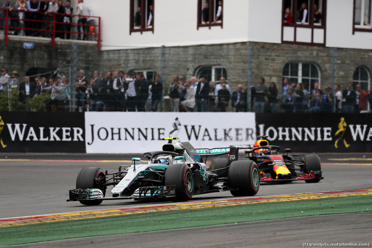 GP BELGIO, 26.08.2018 - Gara, Valtteri Bottas (FIN) Mercedes AMG F1 W09 e Daniel Ricciardo (AUS) Red Bull Racing RB14