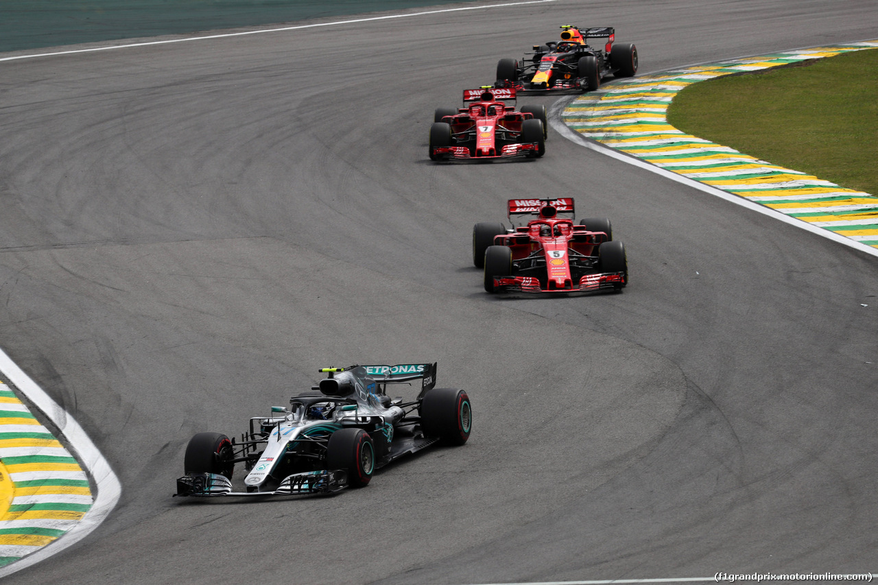 GP BRASILE, 11.11.2018 - Gara, Valtteri Bottas (FIN) Mercedes AMG F1 W09 davanti a Sebastian Vettel (GER) Ferrari SF71H