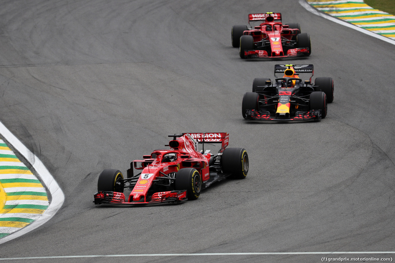 GP BRASILE, 11.11.2018 - Gara, Sebastian Vettel (GER) Ferrari SF71H davanti a Max Verstappen (NED) Red Bull Racing RB14