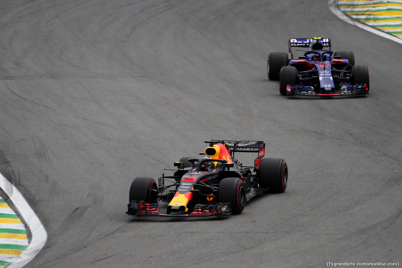 GP BRASILE, 11.11.2018 - Gara, Daniel Ricciardo (AUS) Red Bull Racing RB14 e Pierre Gasly (FRA) Scuderia Toro Rosso STR13