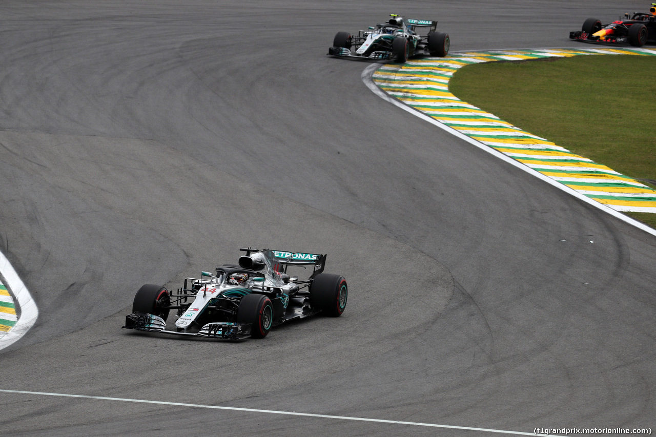 GP BRASILE, 11.11.2018 - Gara, Lewis Hamilton (GBR) Mercedes AMG F1 W09 e Valtteri Bottas (FIN) Mercedes AMG F1 W09