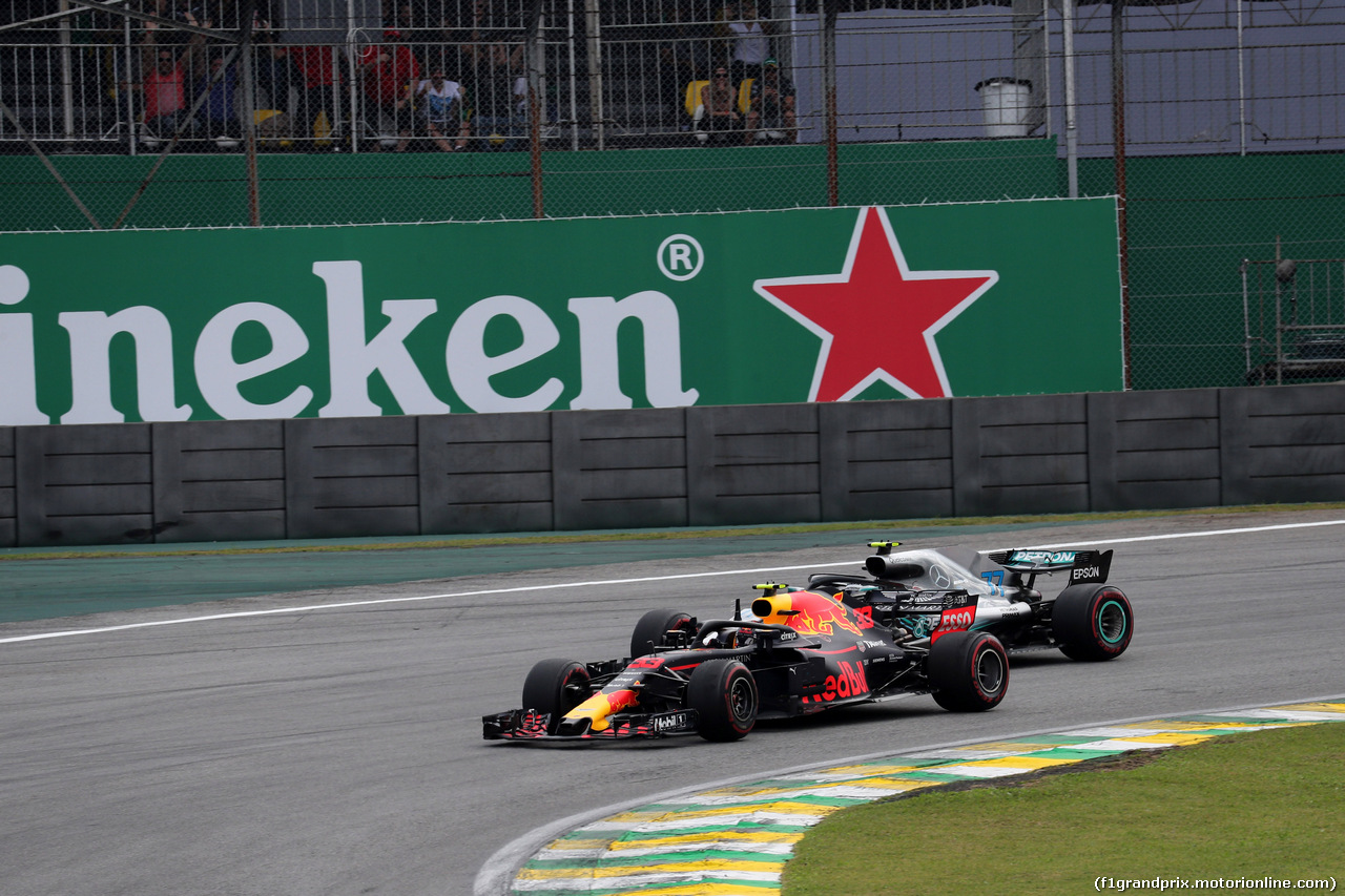 GP BRASILE, 11.11.2018 - Gara, Max Verstappen (NED) Red Bull Racing RB14 e Valtteri Bottas (FIN) Mercedes AMG F1 W09
