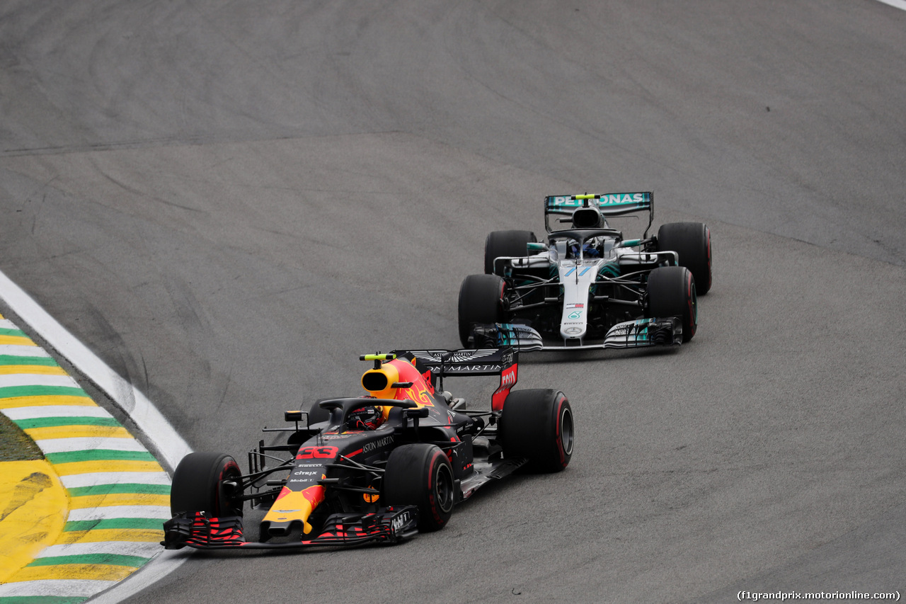 GP BRASILE, 11.11.2018 - Gara, Max Verstappen (NED) Red Bull Racing RB14 e Valtteri Bottas (FIN) Mercedes AMG F1 W09