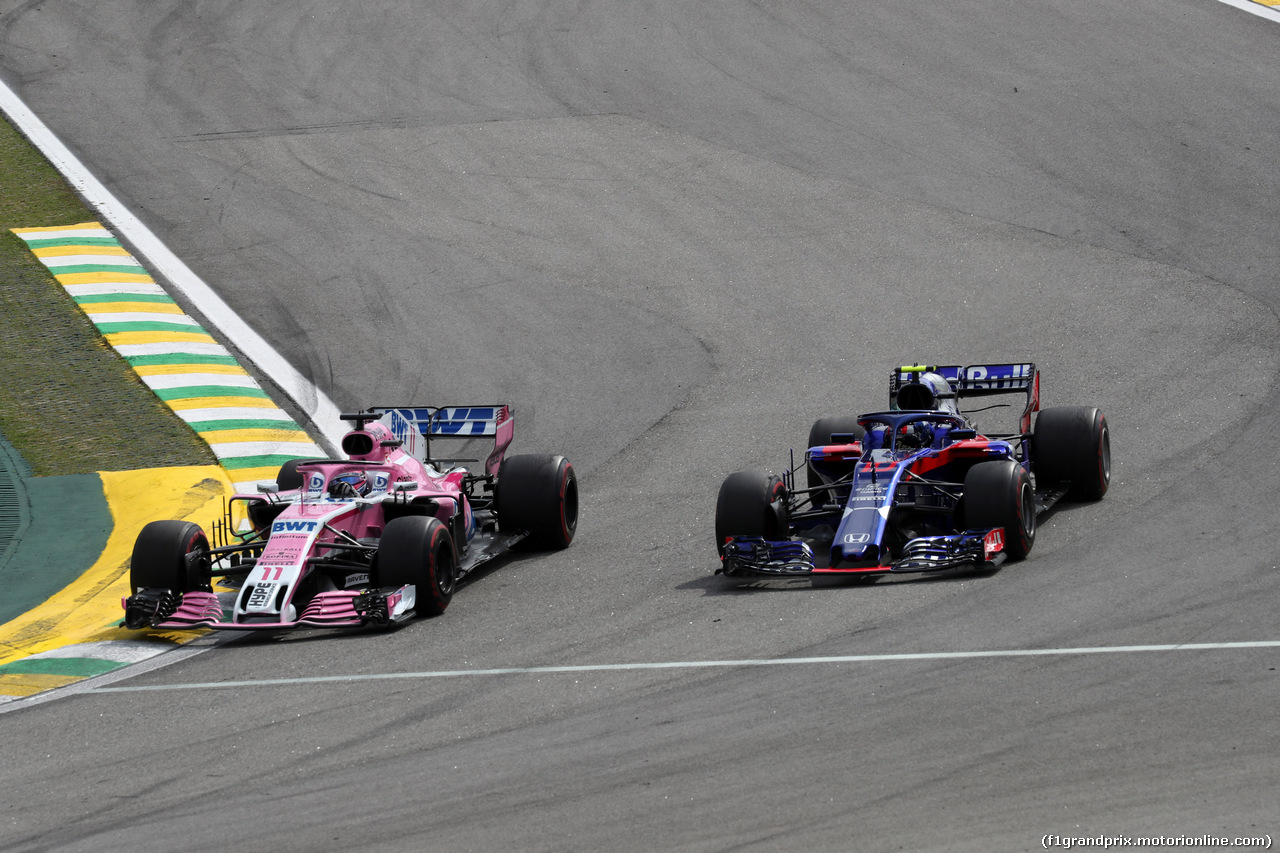 GP BRASILE, 11.11.2018 - Gara, Sergio Perez (MEX) Racing Point Force India F1 VJM11 e Pierre Gasly (FRA) Scuderia Toro Rosso STR13