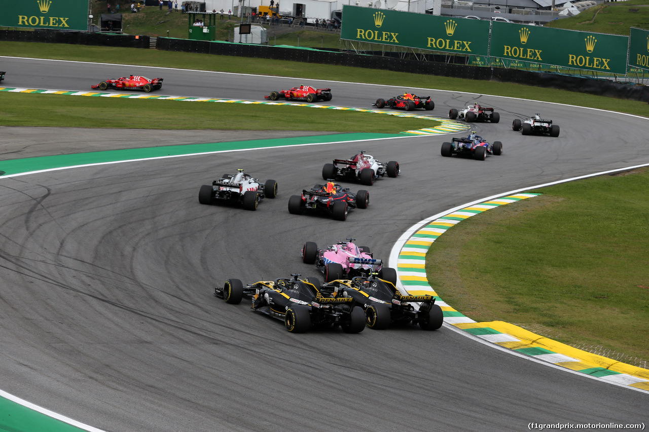 GP BRASILE, 11.11.2018 - Gara, Nico Hulkenberg (GER) Renault Sport F1 Team RS18 e Carlos Sainz Jr (ESP) Renault Sport F1 Team RS18