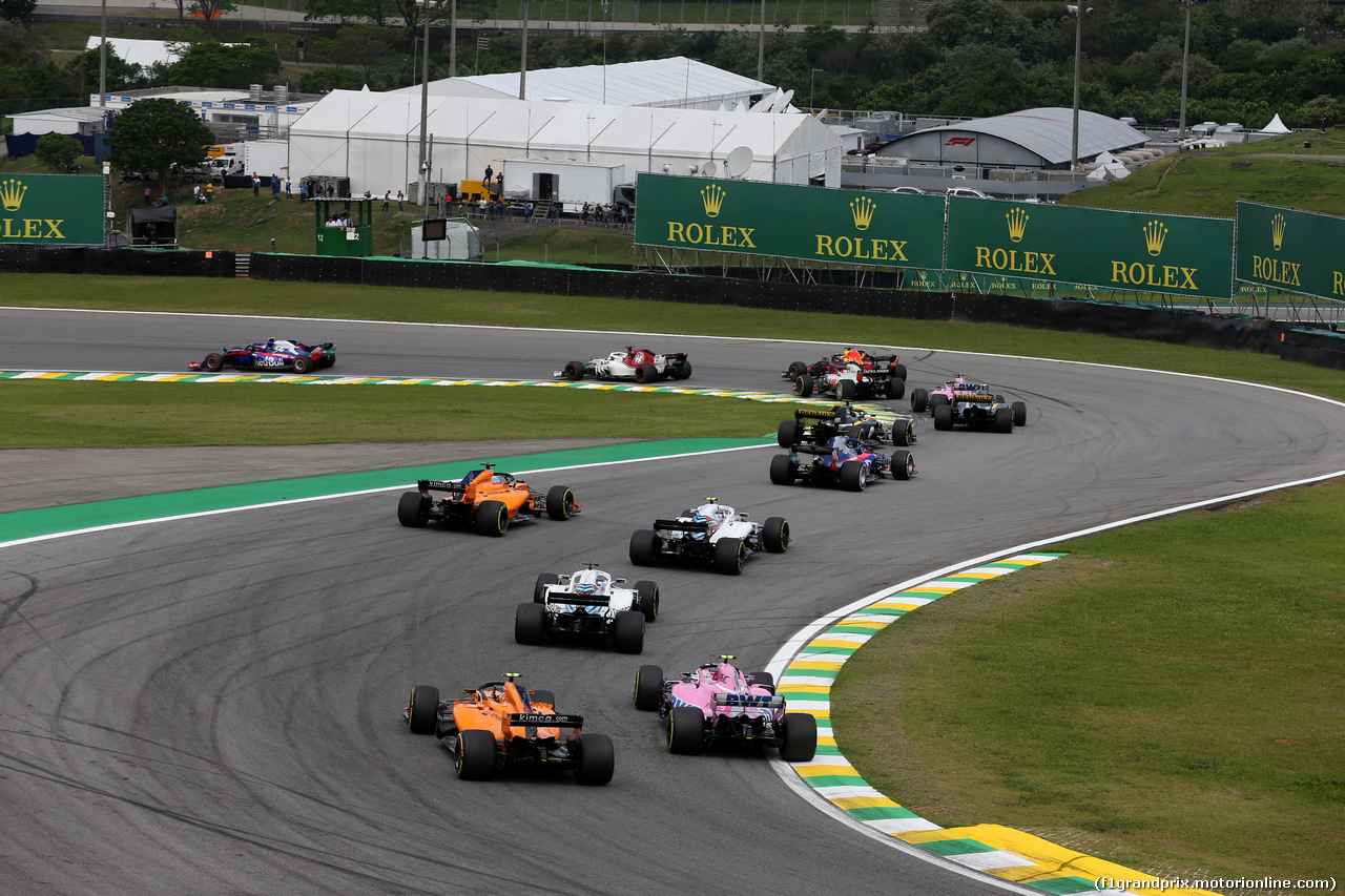 GP BRASILE, 11.11.2018 - Gara, Stoffel Vandoorne (BEL) McLaren MCL33 e Esteban Ocon (FRA) Racing Point Force India F1 VJM11