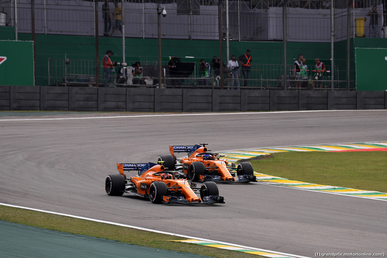 GP BRASILE, 11.11.2018 - Gara, Stoffel Vandoorne (BEL) McLaren MCL33 e Fernando Alonso (ESP) McLaren MCL33