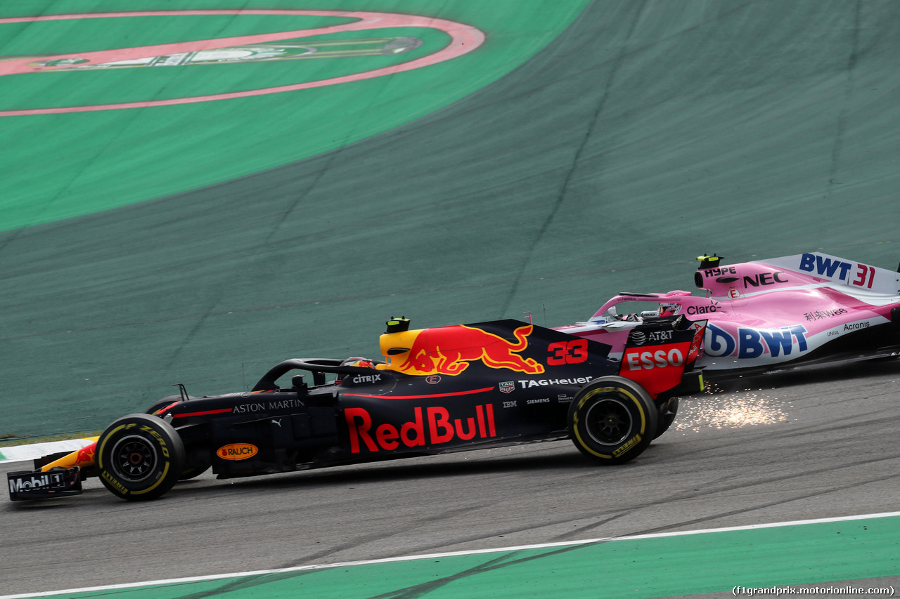 GP BRASILE, 11.11.2018 - Gara, Crash, Max Verstappen (NED) Red Bull Racing RB14 e Esteban Ocon (FRA) Racing Point Force India F1 VJM11