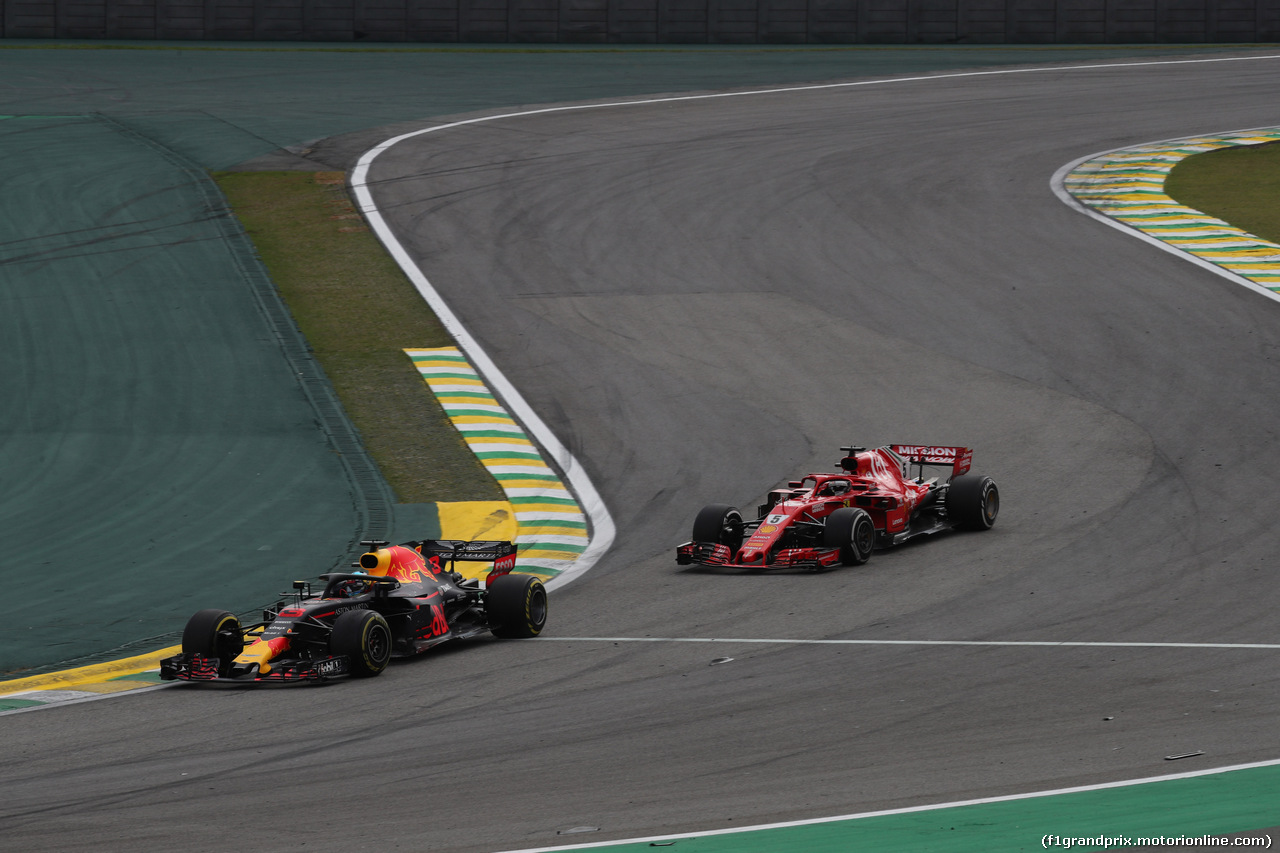 GP BRASILE, 11.11.2018 - Gara, Daniel Ricciardo (AUS) Red Bull Racing RB14 e Sebastian Vettel (GER) Ferrari SF71H