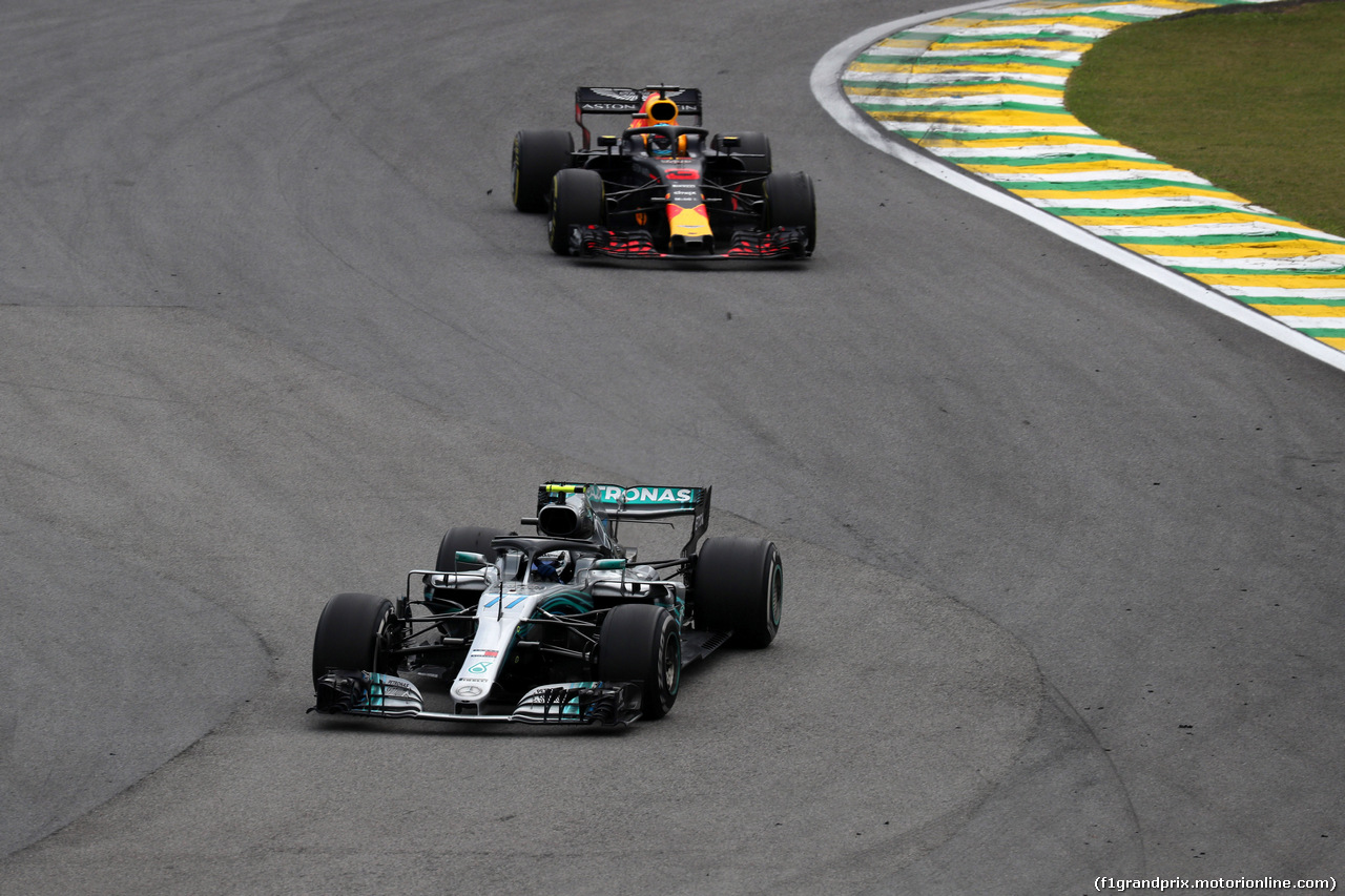 GP BRASILE, 11.11.2018 - Gara, Valtteri Bottas (FIN) Mercedes AMG F1 W09 e Daniel Ricciardo (AUS) Red Bull Racing RB14