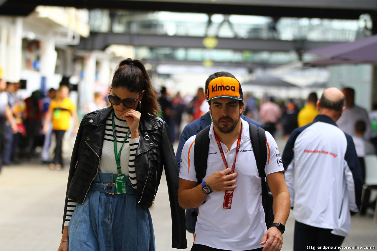GP BRASILE, 10.11.2018 - Prove Libere 3, Linda Morselli (ITA) Ragazzafriend of Fernando Alonso (ESP) e Fernando Alonso (ESP) McLaren MCL33