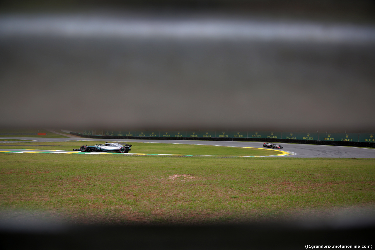 GP BRASILE, 10.11.2018 - Prove Libere 3, Valtteri Bottas (FIN) Mercedes AMG F1 W09 e Romain Grosjean (FRA) Haas F1 Team VF-18