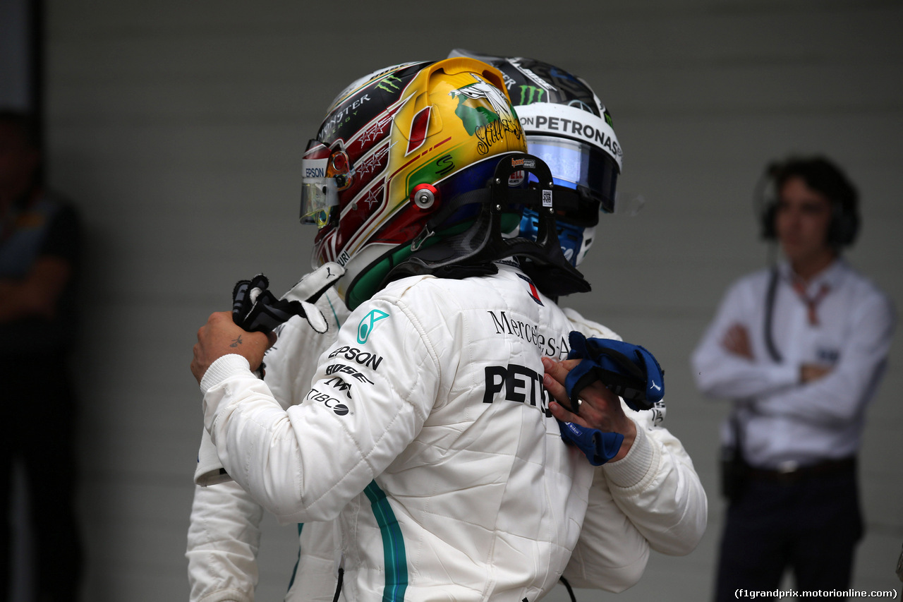 GP BRASILE, 10.11.2018 - Qualifiche, Lewis Hamilton (GBR) Mercedes AMG F1 W09 pole position e 3rd place Valtteri Bottas (FIN) Mercedes AMG F1 W09