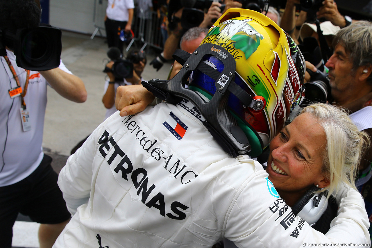 GP BRASILE, 10.11.2018 - Qualifiche, Lewis Hamilton (GBR) Mercedes AMG F1 W09 pole position e Angela Cullen (NZL) Mercedes AMG F1 Physiotherapist of Lewis Hamilton (GBR)