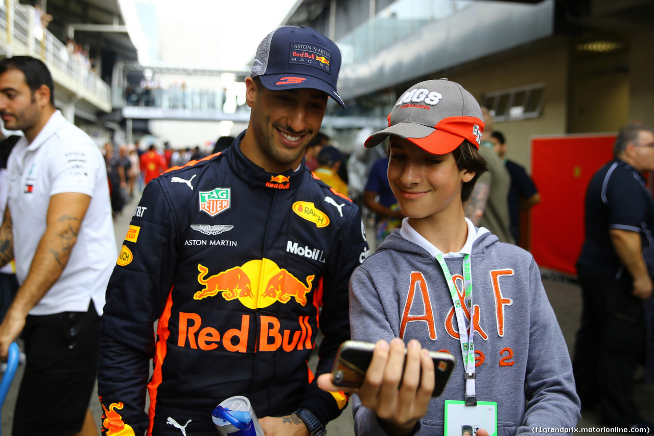 GP BRASILE, 10.11.2018 - Qualifiche, Daniel Ricciardo (AUS) Red Bull Racing RB14 e Felipe Bartz (BRA), nephew of Rubens Barrichello (BRA)