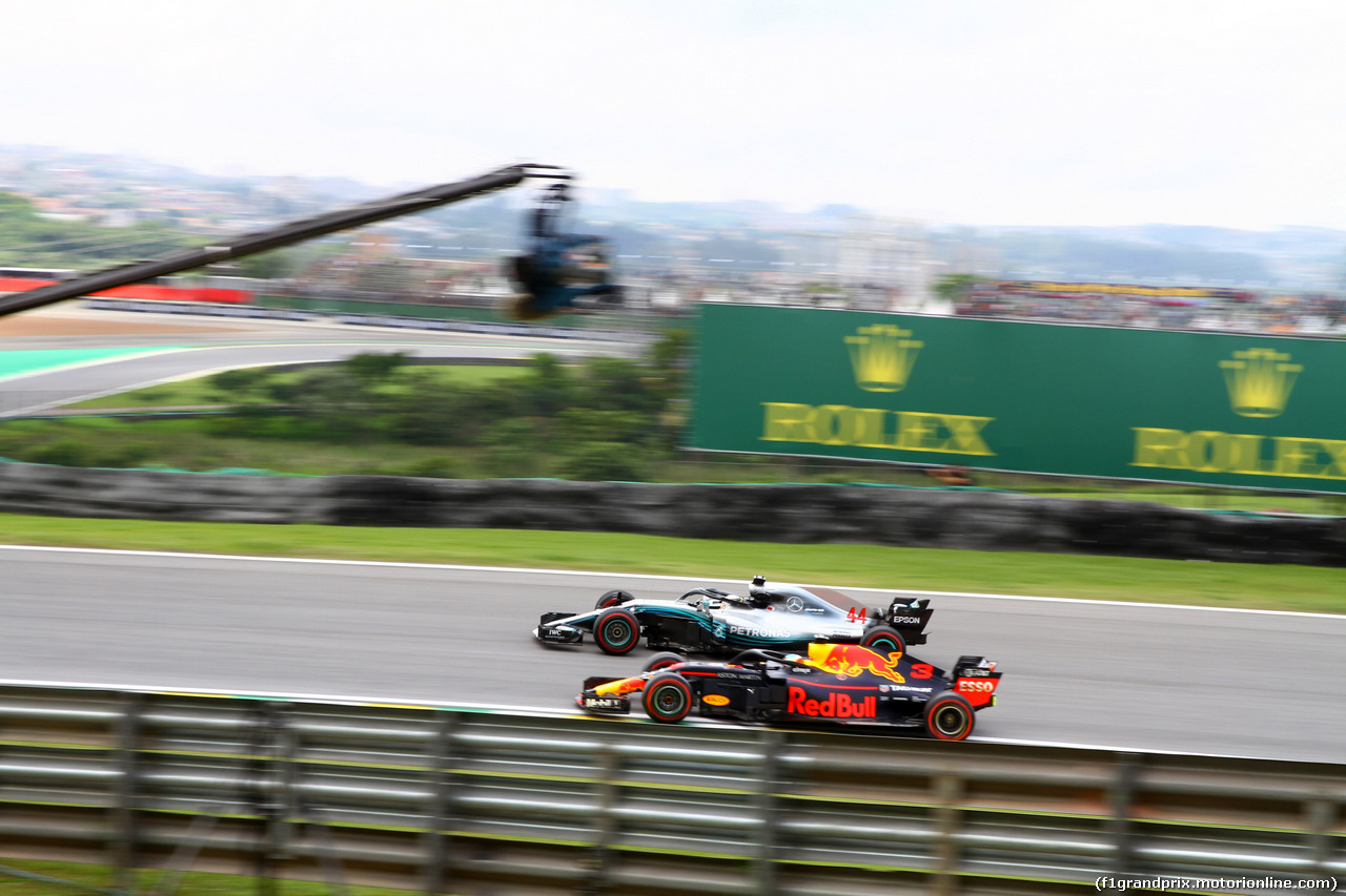 GP BRASILE, 09.11.2018 - Prove Libere 1, Daniel Ricciardo (AUS) Red Bull Racing RB14 e Lewis Hamilton (GBR) Mercedes AMG F1 W09