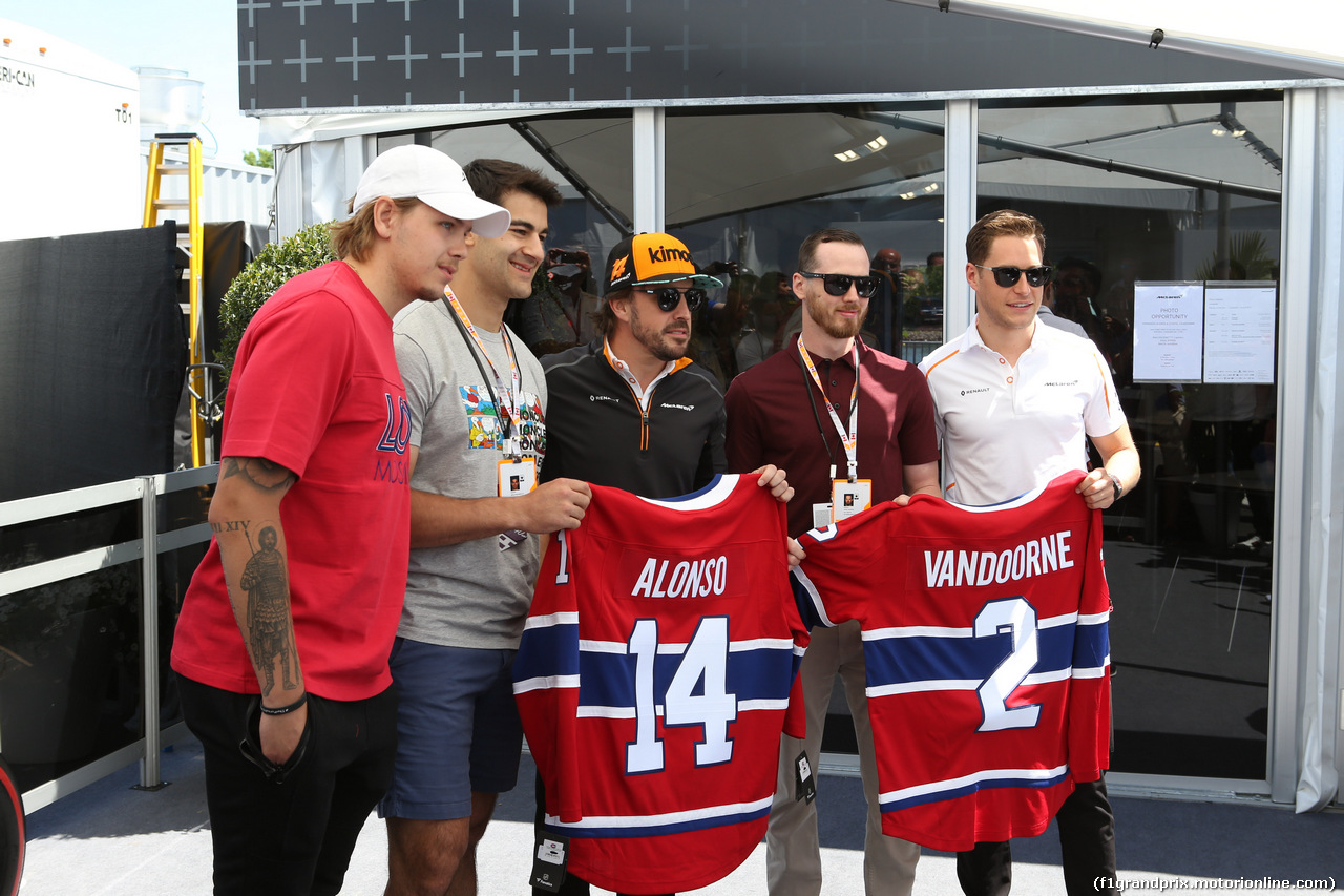 GP CANADA, 10.06.2018- (L to R): Nikita Scherbak (RUS) Montreal Canadiens NHL Ice Hockey Player; Max Pacioretty (USA) Montreal Canadiens NHL Ice Hockey Player; Fernando Alonso (ESP) McLaren; Paul Byron (CDN) Montreal Canadiens NHL Ice Hockey Player; e Stoffel Vandoorne (BEL) McLaren