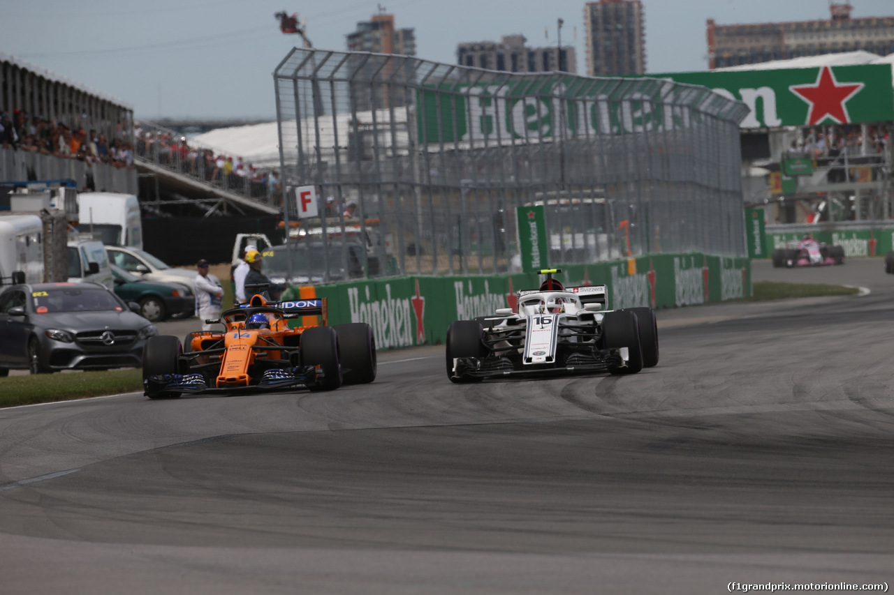 GP CANADA, 10.06.2018- Gara, Charles Leclerc (GER) Alfa Romeo Sauber C37 e Fernando Alonso (ESP) McLaren Renault MCL33