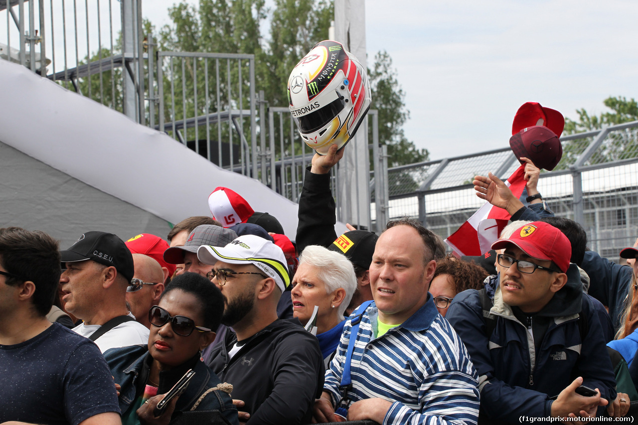 GP CANADA, 07.06.2018 - Fan with Lewis Hamilton (GBR) Mercedes AMG F1 W09  helmet replica