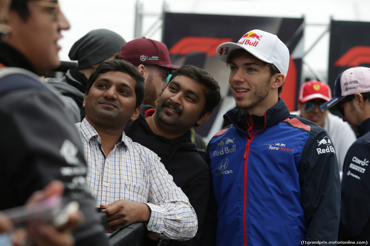 GP CANADA, 07.06.2018 - Pierre Gasly (FRA) Scuderia Toro Rosso STR13 with fans