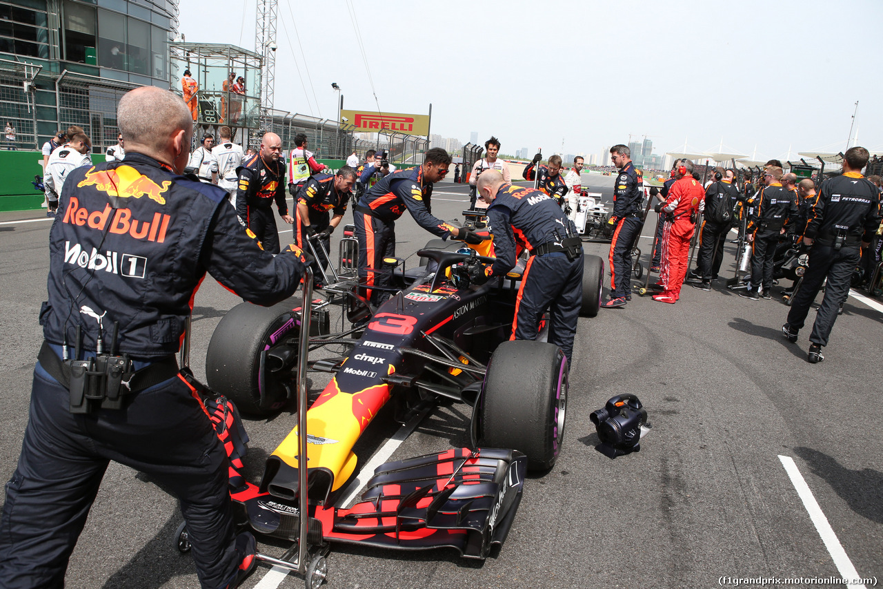 GP CINA, 15.04.2018- partenzaing grid, Daniel Ricciardo (AUS) Red Bull Racing RB14