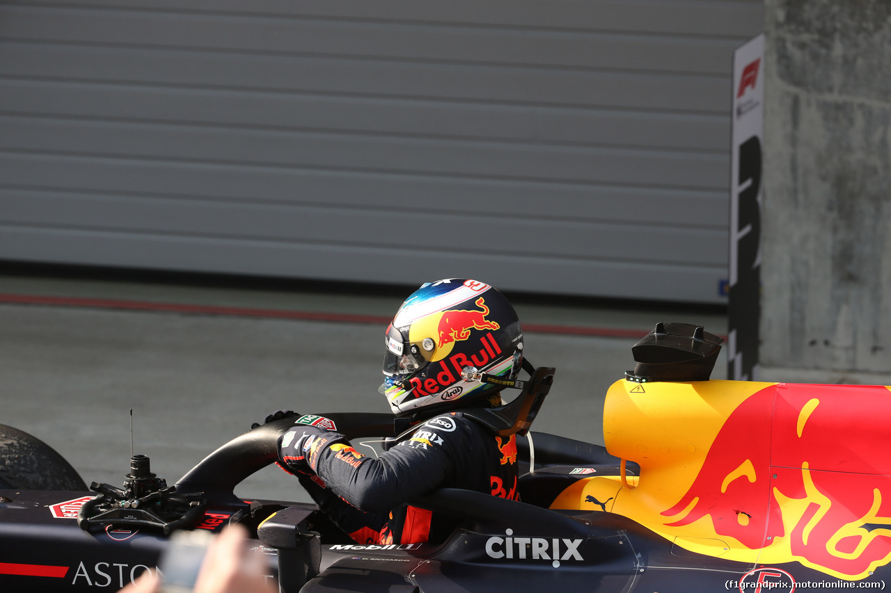 GP CINA, 15.04.2018- Parc ferme, winner of the race Daniel Ricciardo (AUS) Red Bull Racing RB14