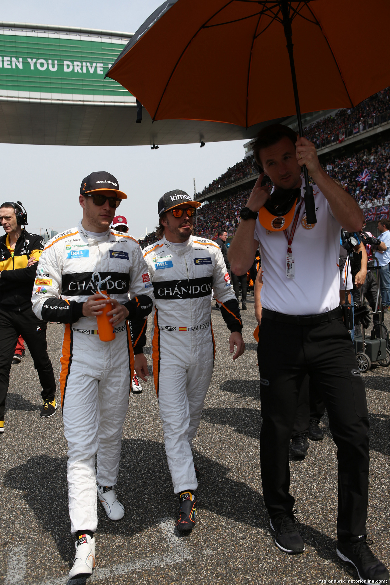 GP CINA, 15.04.2018- partenzaing grid, (L) Stoffel Vandoorne (BEL) McLaren MCL33 e (R) Fernando Alonso (ESP) McLaren Renault MCL33