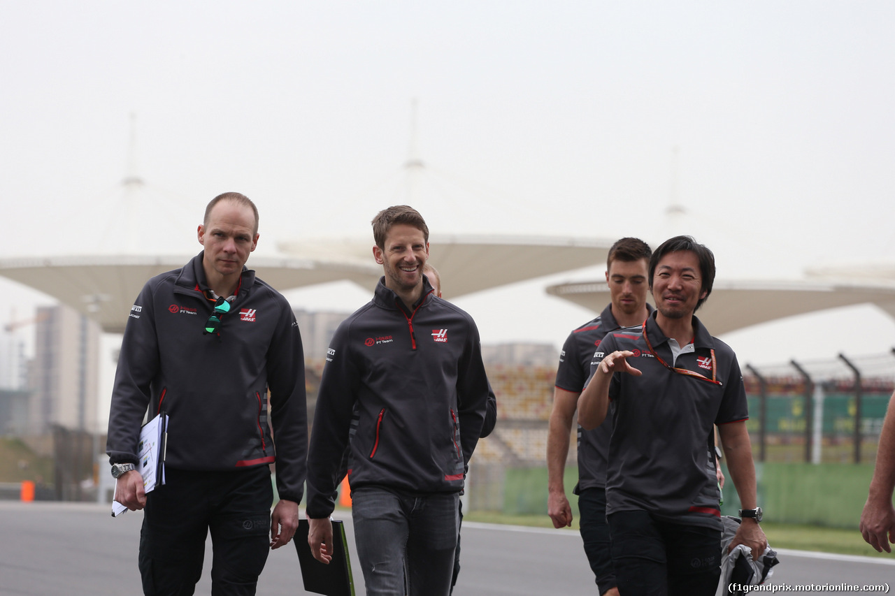 GP CINA, 12.04.2018- Romain Grosjean (FRA) Haas F1 Team VF-18 walks the circuit
