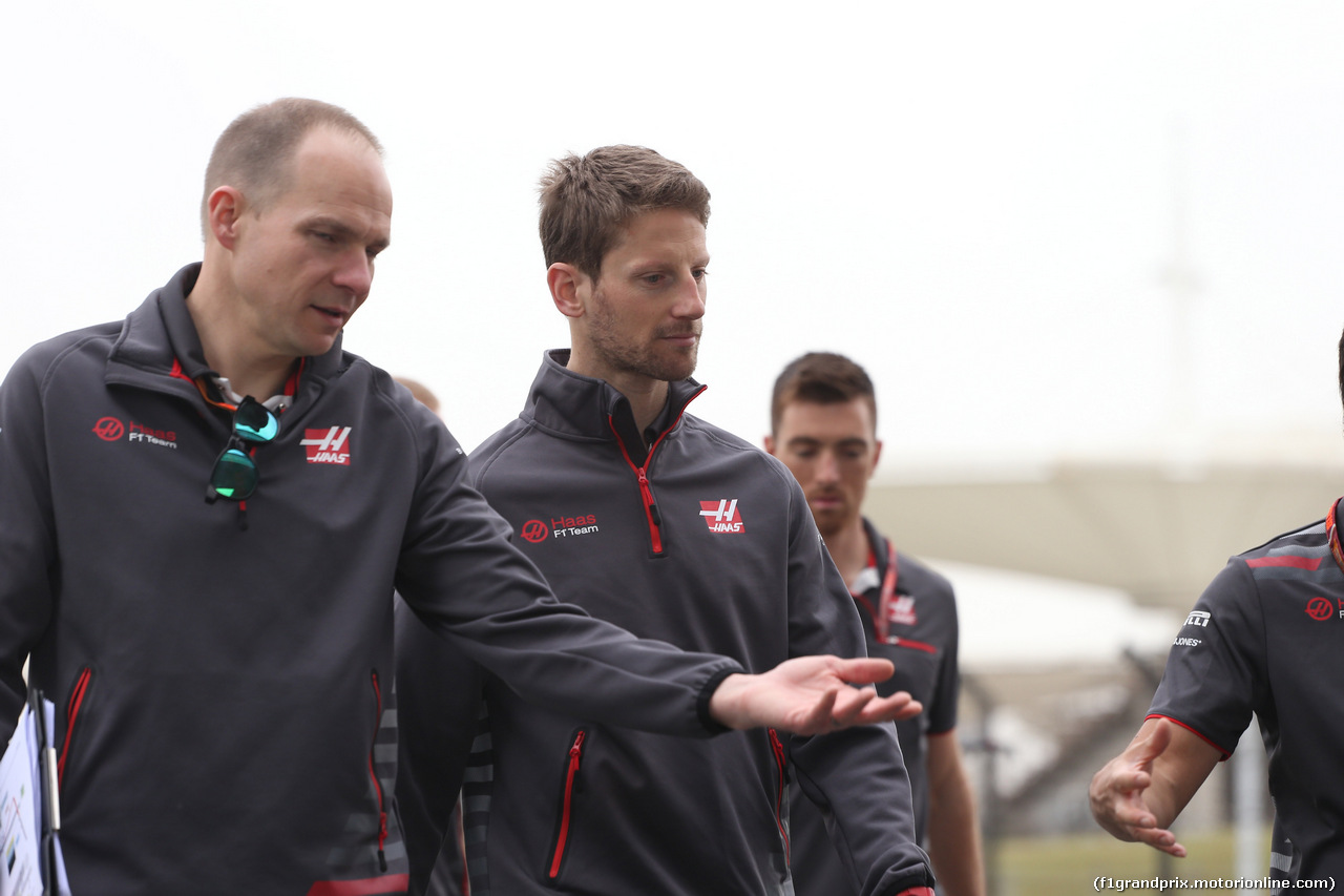 GP CINA, 12.04.2018- Romain Grosjean (FRA) Haas F1 Team VF-18 walks the circuit